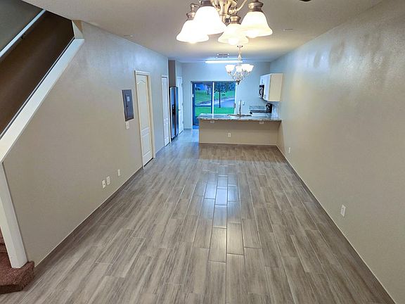 3rd image of 415 Wilton Cir