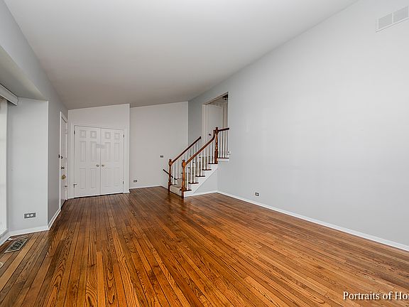 3rd image of 726 Carriage Hill Dr