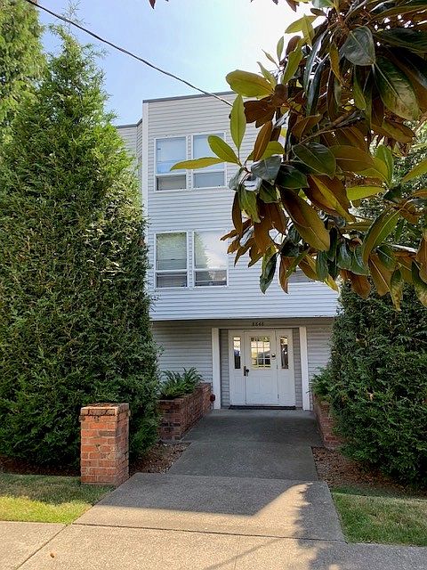 This is the front of the building. The apartment for rent is on the first floor to the right of the front door.