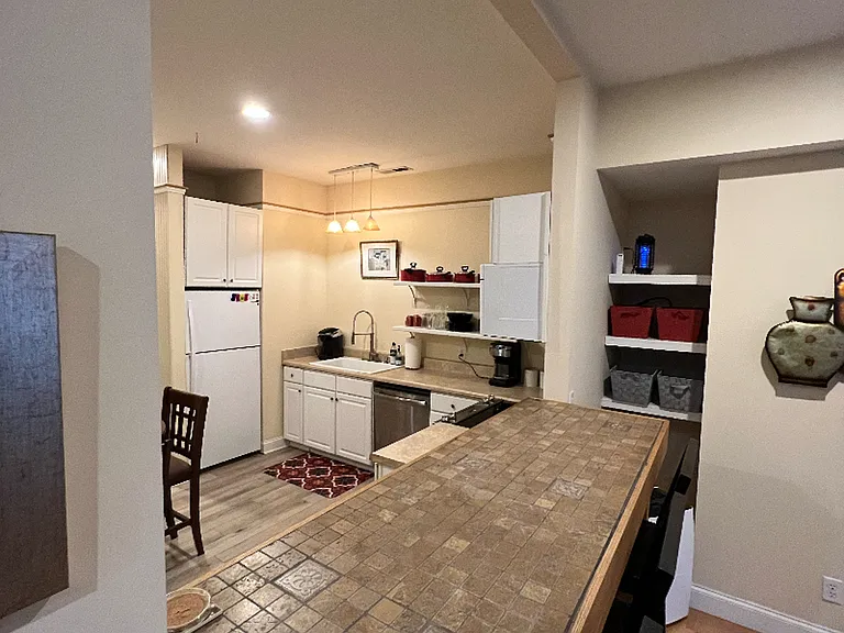 658 Lakeshore Dr — Photo 4