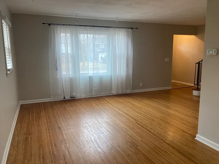 55 Stanford Rd W — Photo 2