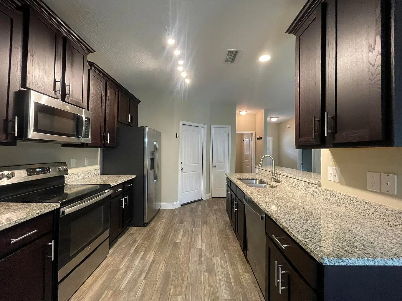 4 bed, 1664 sqft, $2,100 — Photo 2
