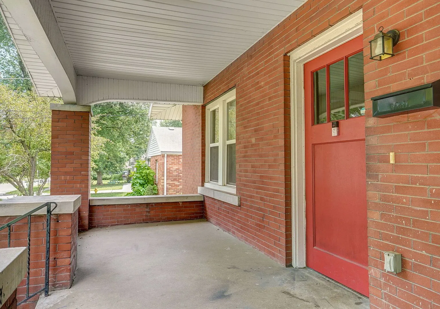 Spacious 4 Bed / 2 Bath Home with Loft & Huge Backyard 2 Blocks from MSU! — Photo 2