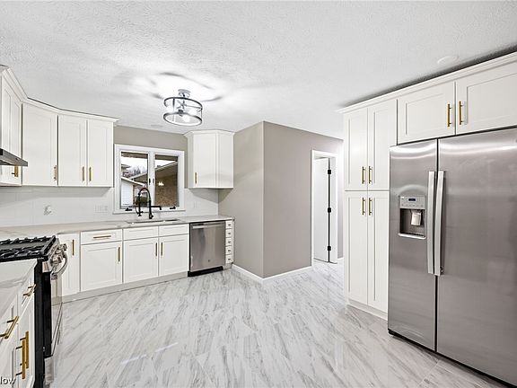5th image of 893 Meadview Dr