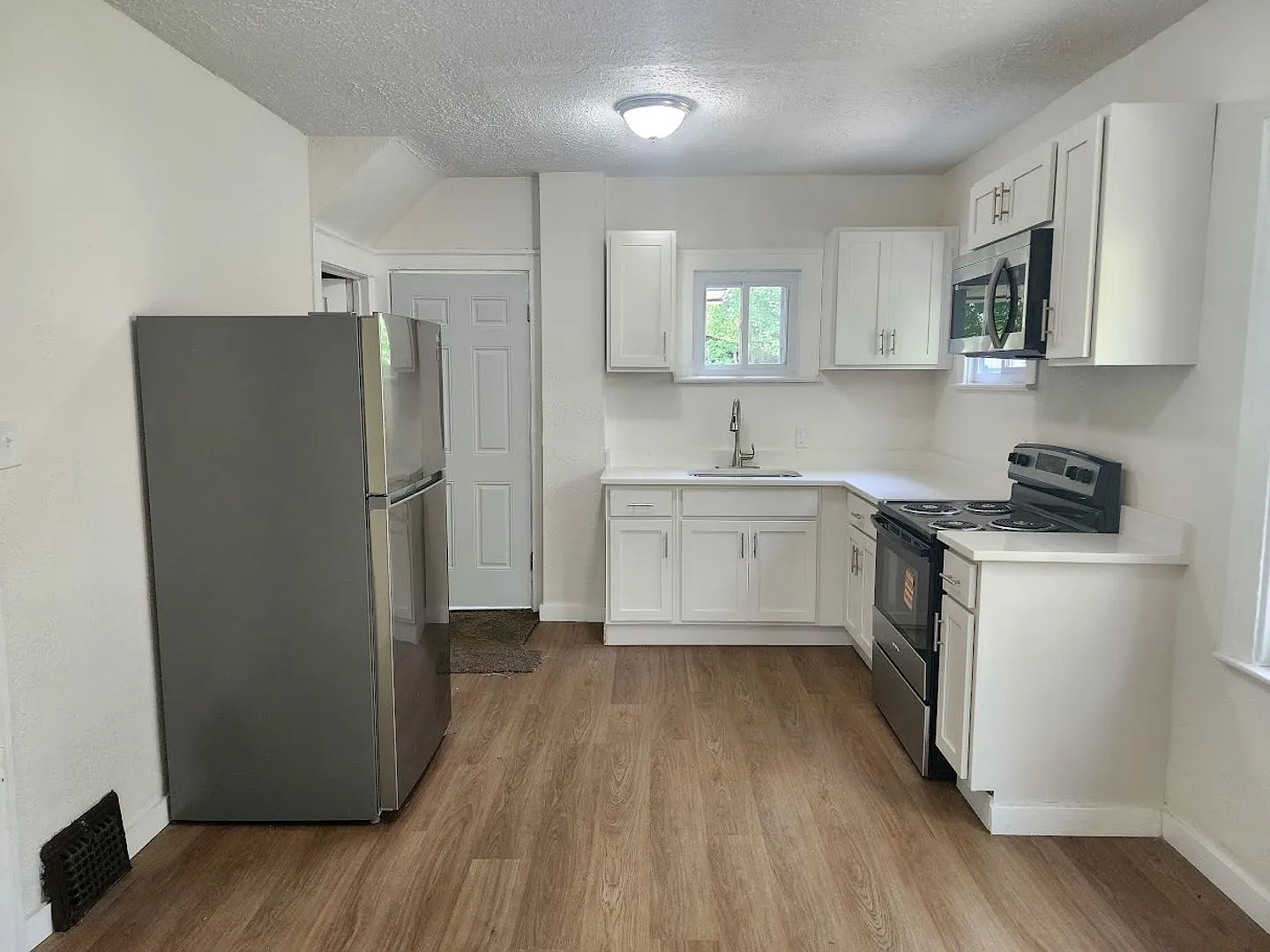 Remodeled 3 bed 1.5 Bath home — Photo 4