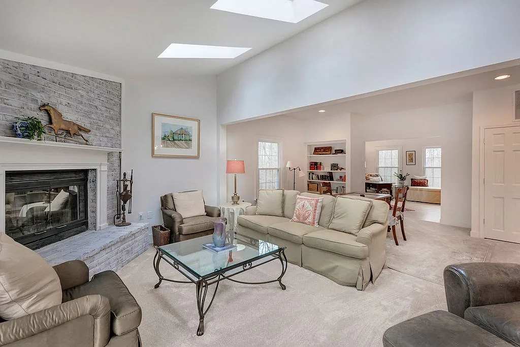 1884 Decca Ln photo 1