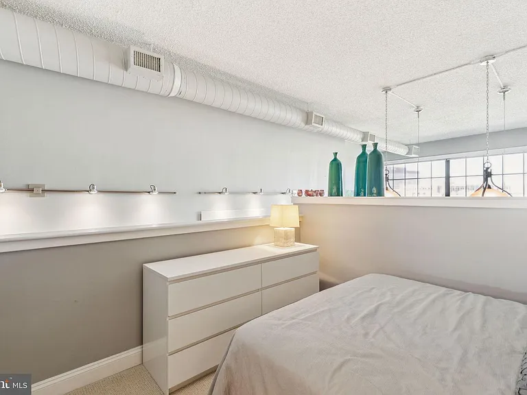 2429 Locust St #302 — Photo 25
