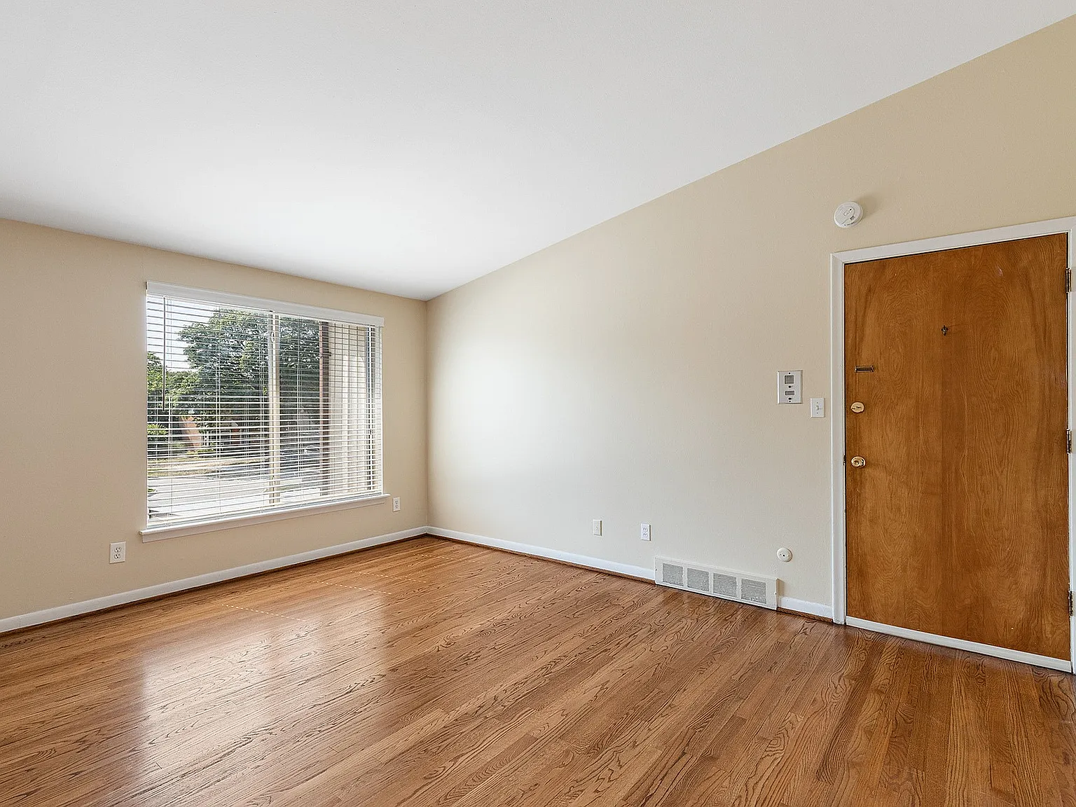 Arlington Townhomes & Apartments — Photo 3