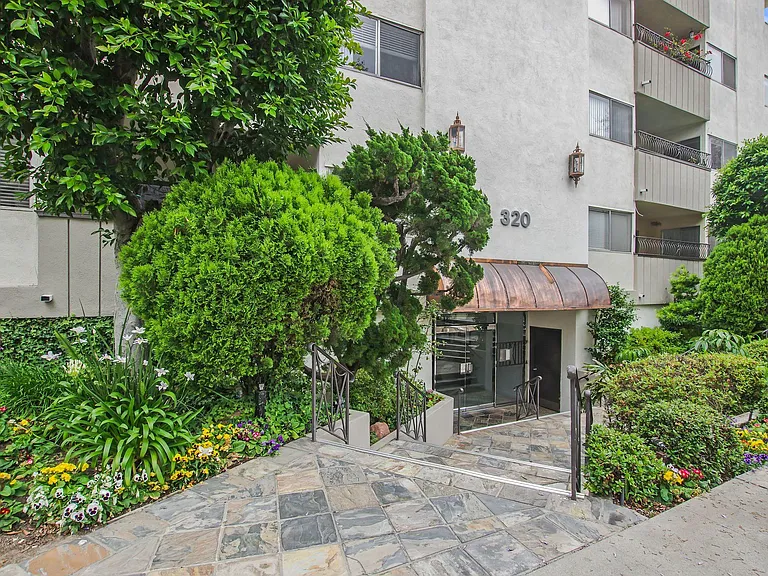 320 N La Peer Drive — Photo 13