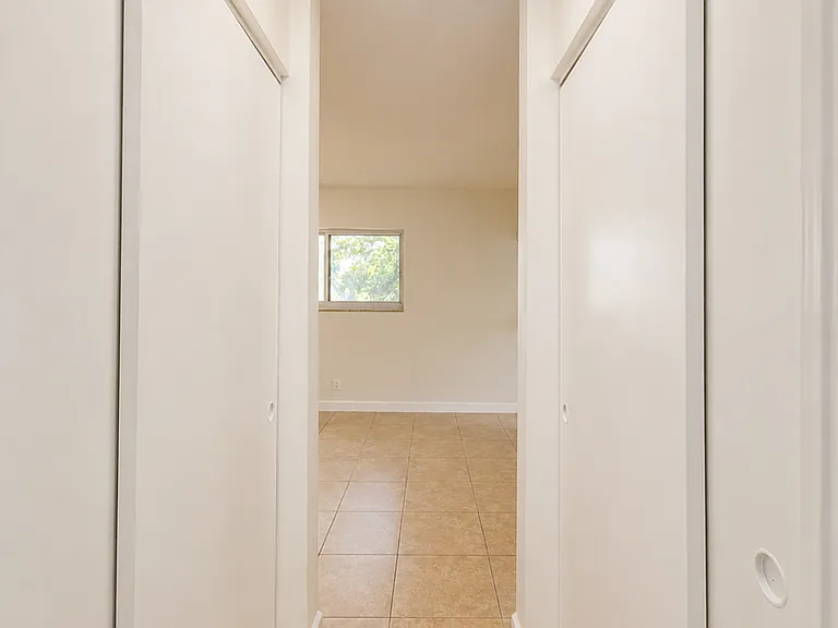 Santa Monica Apartments — Photo 9