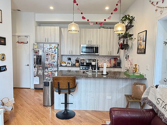 2nd image of 843 N Leavitt St #2R