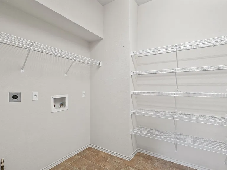 2704 Greenlee Dr — Photo 15
