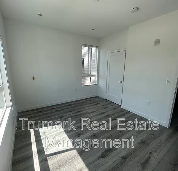 11408 Sarah St #205 — Photo 6