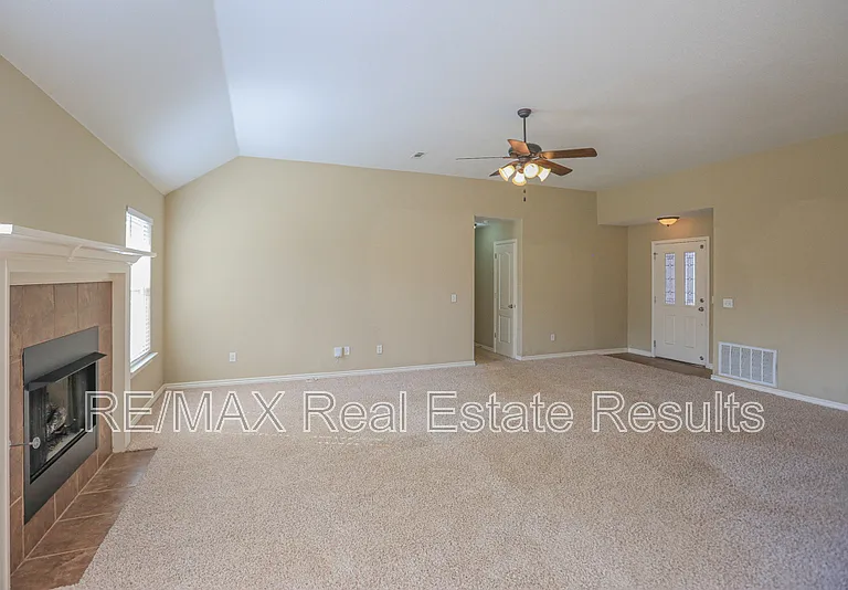 6303 S 37th St — Photo 10