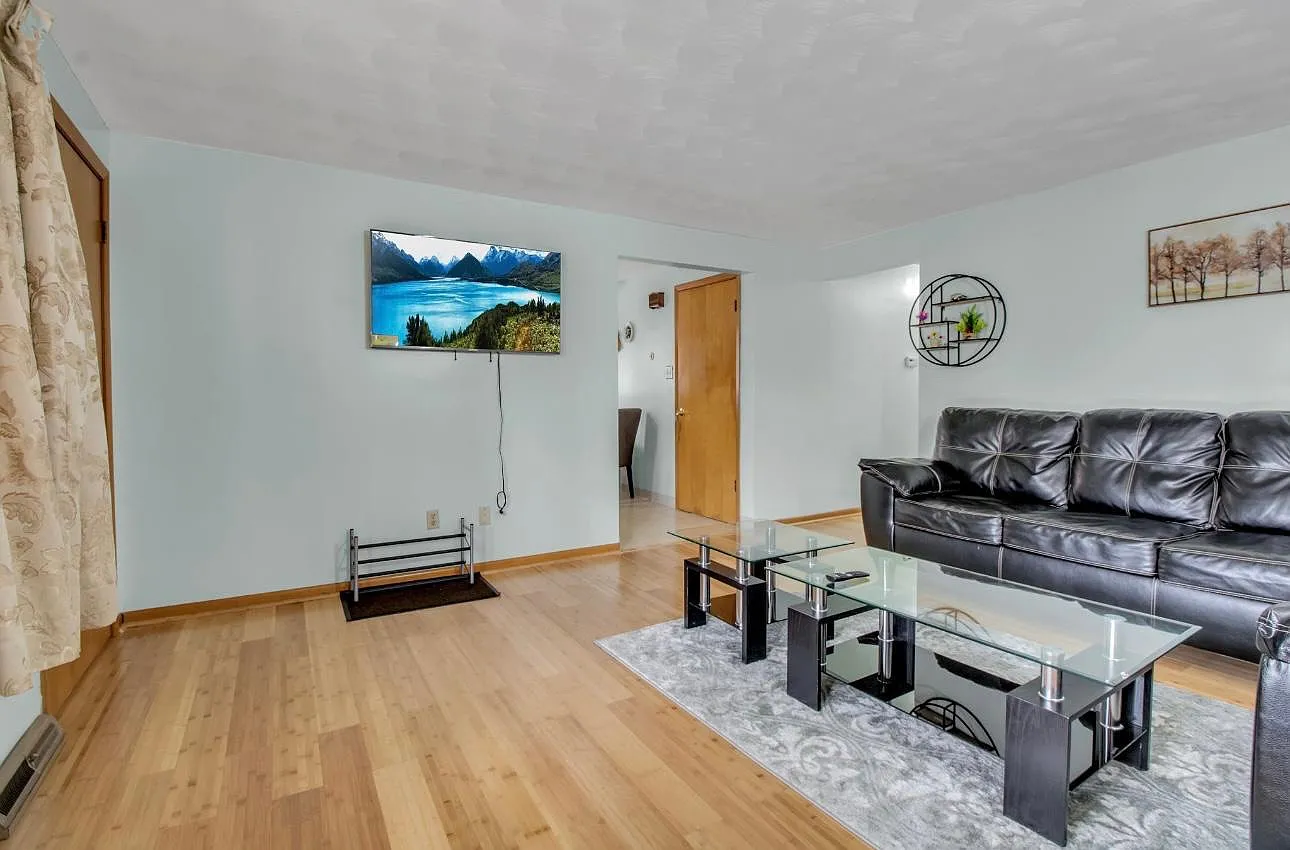 2 bed, 900 sqft, $1,300 — Photo 2