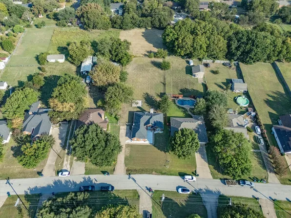 122 Country Dr, Waxahachie, TX 75165