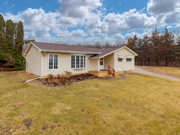 3736 Nobis Dr, Davenport, IA 52802