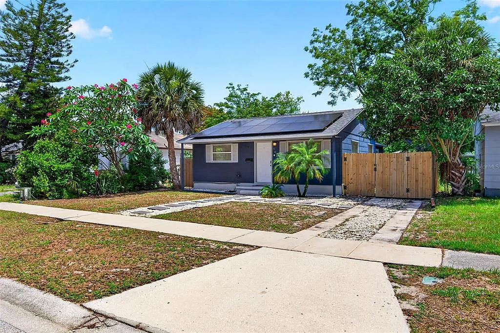 3 bed, 1.0 bath, 832 sqft, $2,200 — Photo 4