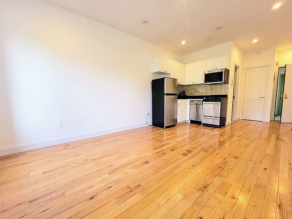 4th image of 127 E 101st St #4Z
