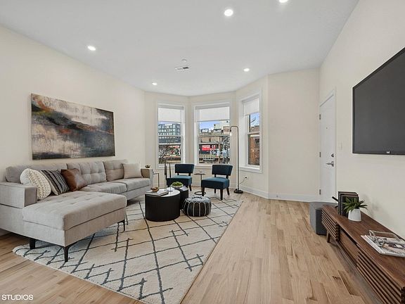 4th image of 3615 N Wilton Ave #1