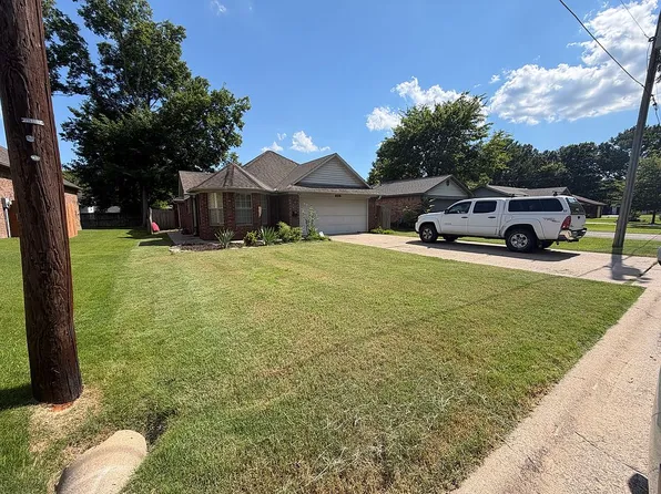 2021 Cross St, Conway, AR 72034