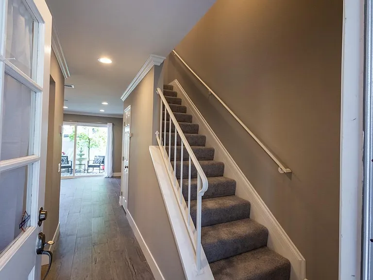 111 Abbeywood Ln — Photo 2