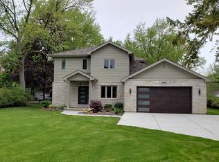 106 E Camp McDonald Rd, Prospect Heights, IL 60070