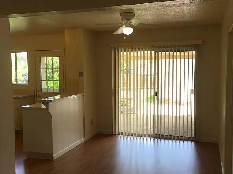 1607 Oakdale Ct — Photo 9