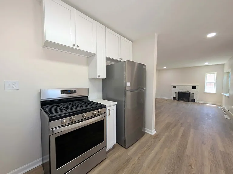 588 S Kennedy Dr — Photo 8