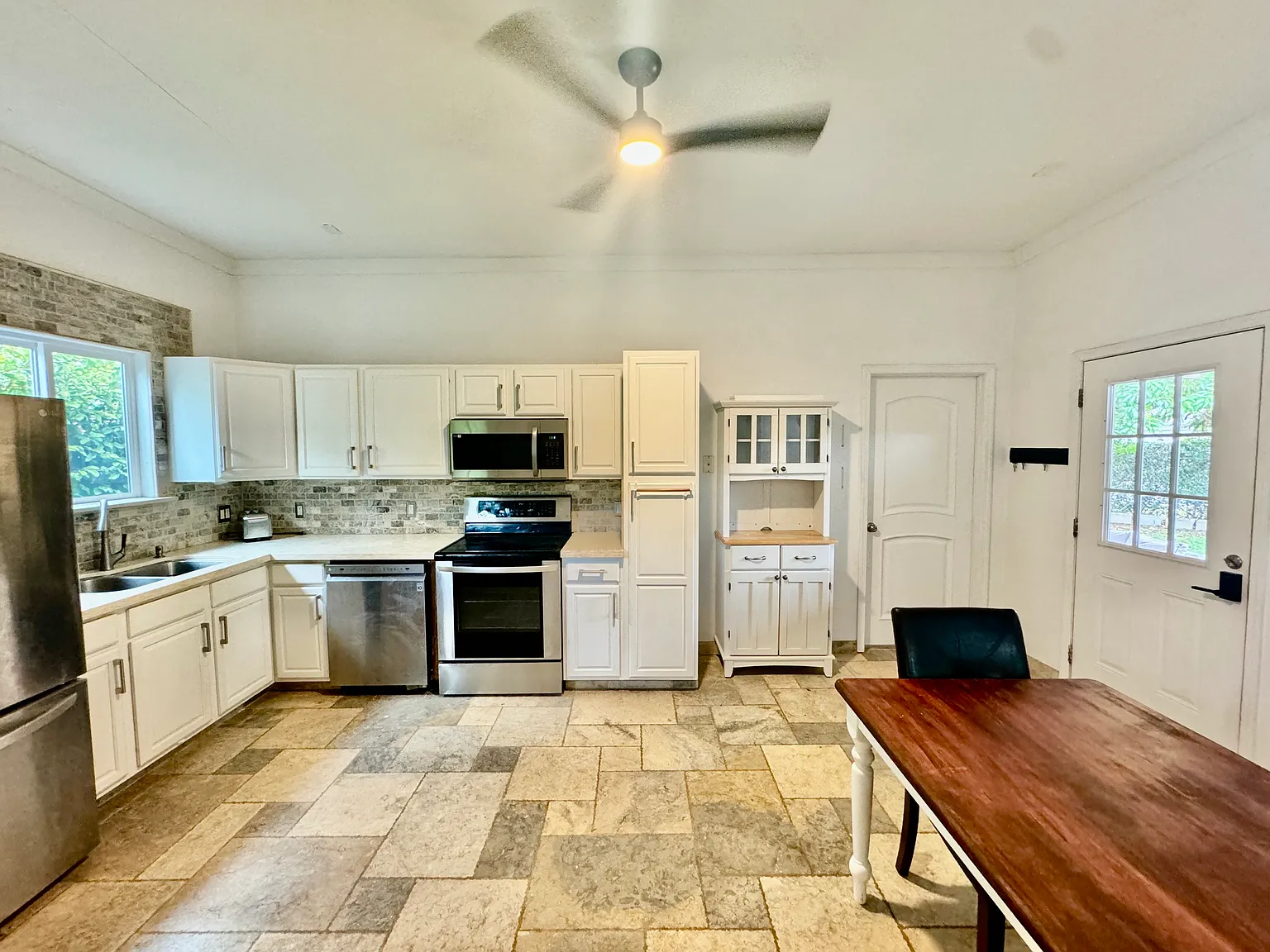 2 bed, 1200 sqft, $4,500 — Photo 2