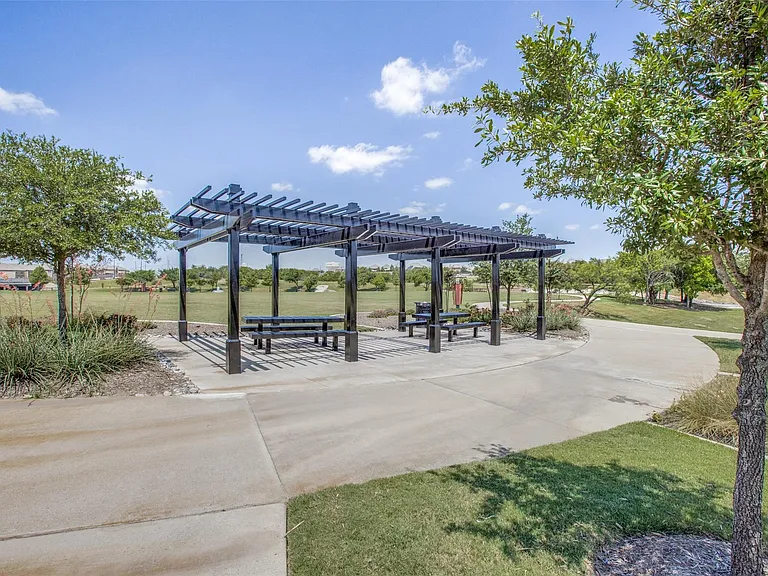 7452 Reverchon Dr — Photo 44