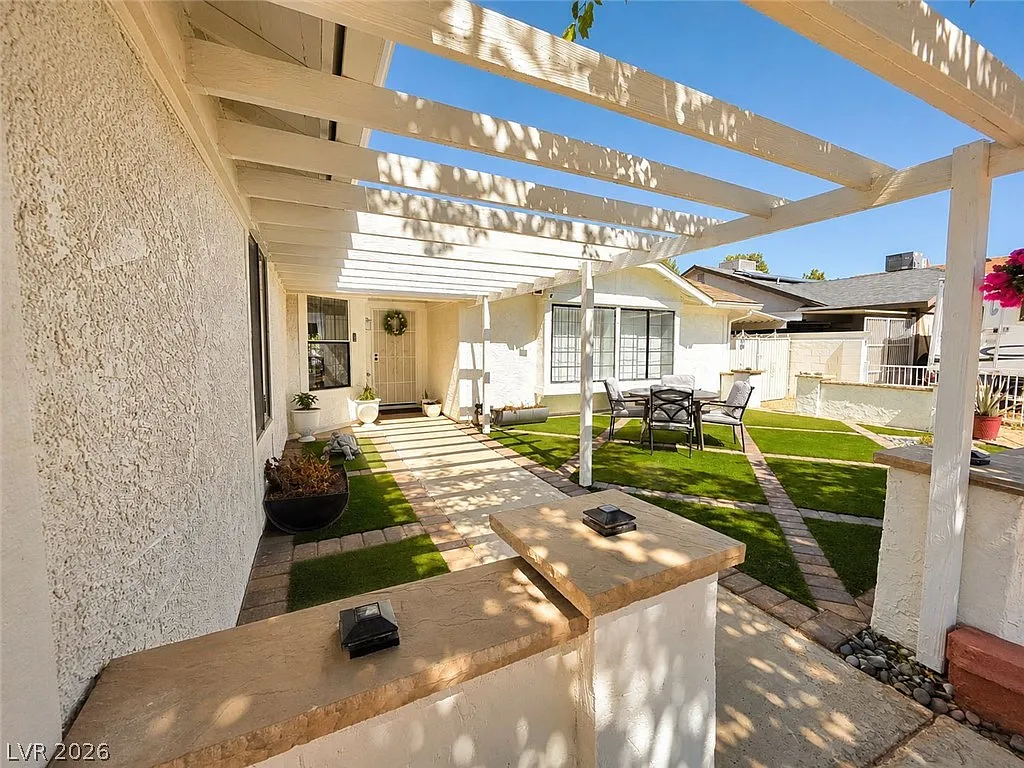 3 bed, 2.0 bath, 1342 sqft, $2,100 — Photo 3