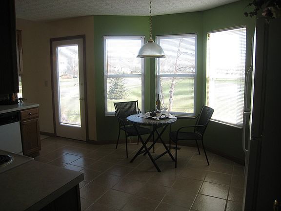 Cozy bay eat-in area lets the sunshine brighten your meals!Bon-Appetite'