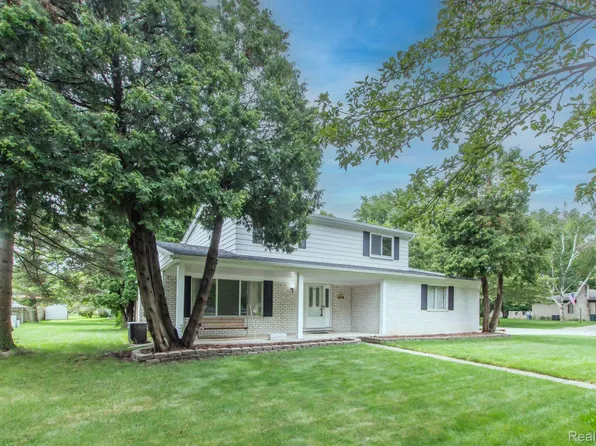 3674 Forge Dr, Troy, MI 48083
