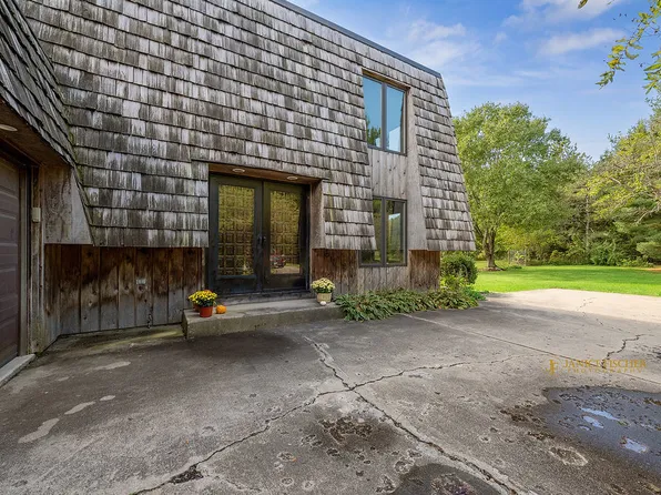 9213 High Meadow Ln, Woodstock, IL 60098