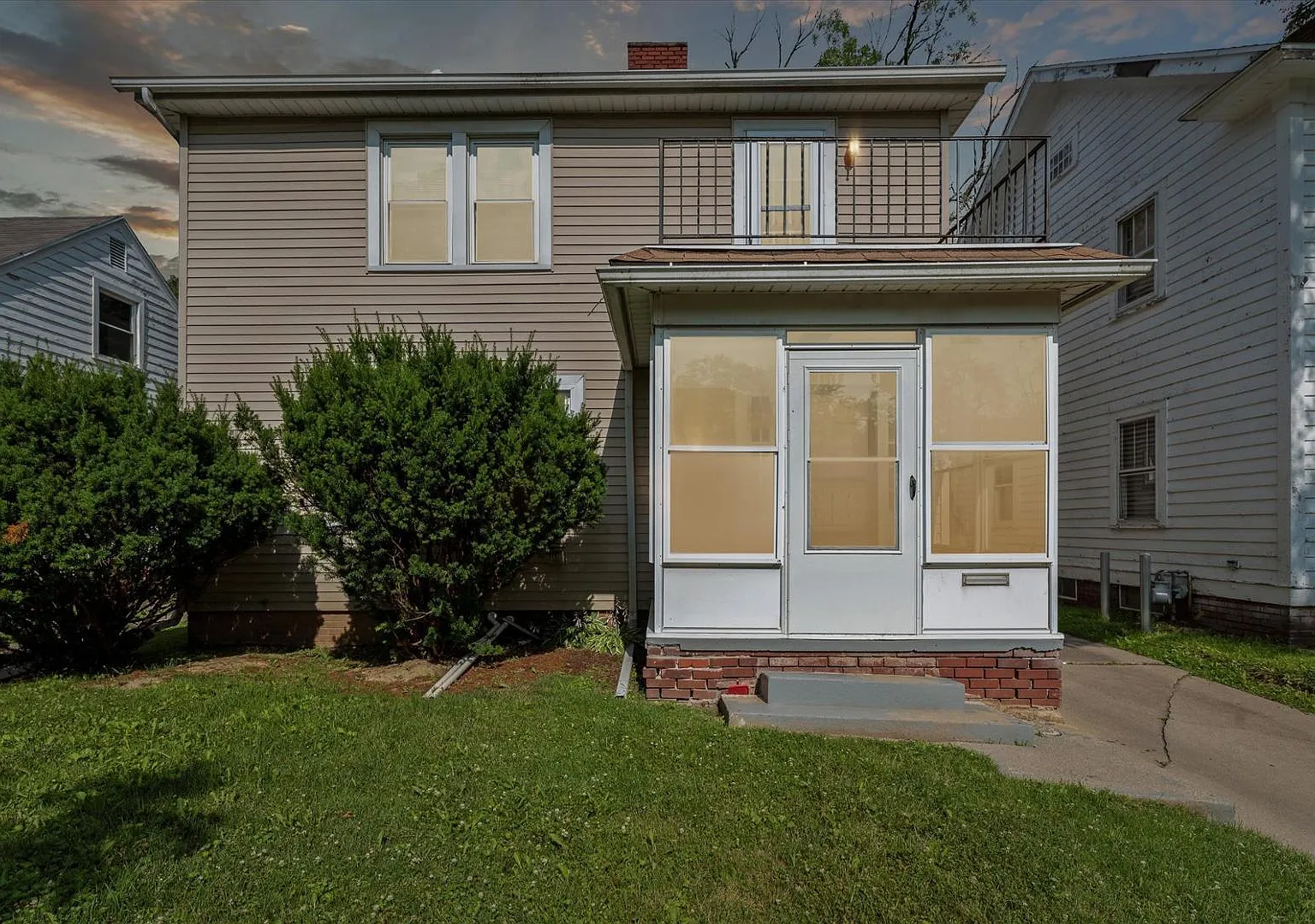 2 bed, 1.0 bath, 1042 sqft, $900 — Photo 1
