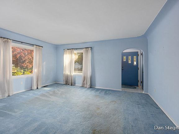 3rd image of 2849 Belknap Ave NE