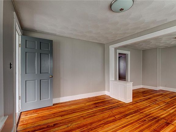 3rd image of 15 Campbell Ave E