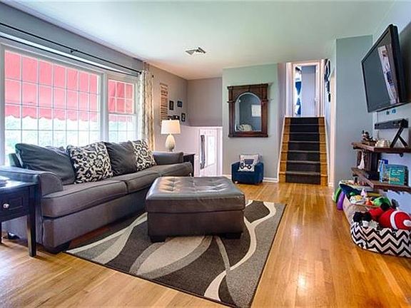 3rd image of 18 Brentwood Ave