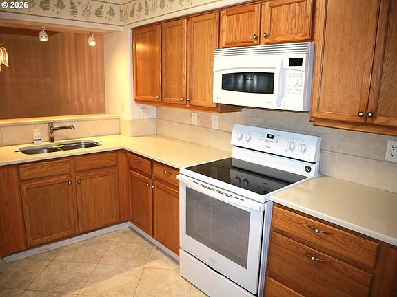 5th image of 15530 NE Knott St Unit 30
