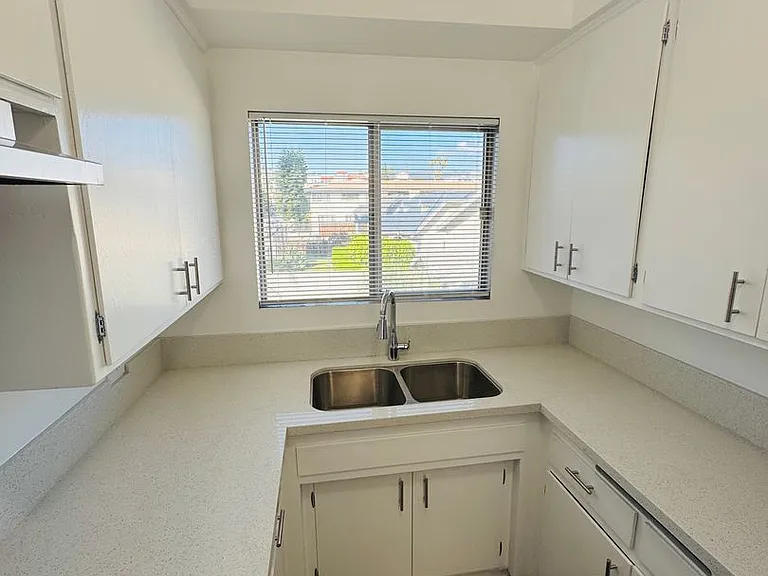 1230 N Mansfield Ave — Photo 5