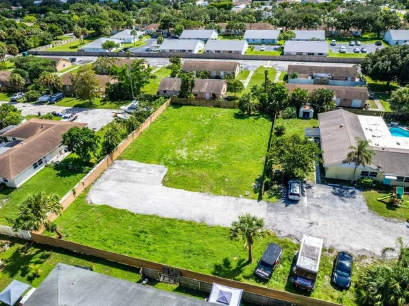 9340 Roan Ln #2, West Palm Beach, FL 33403
