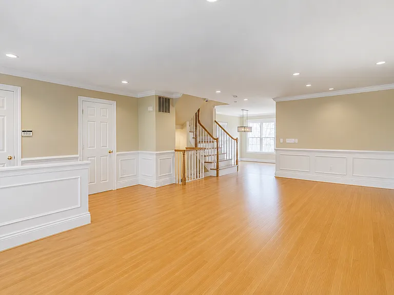 715 Leister Dr — Photo 2