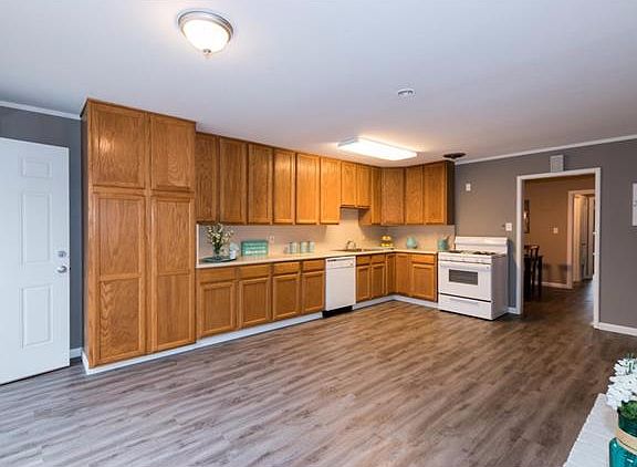 3rd image of 633 2nd Ave