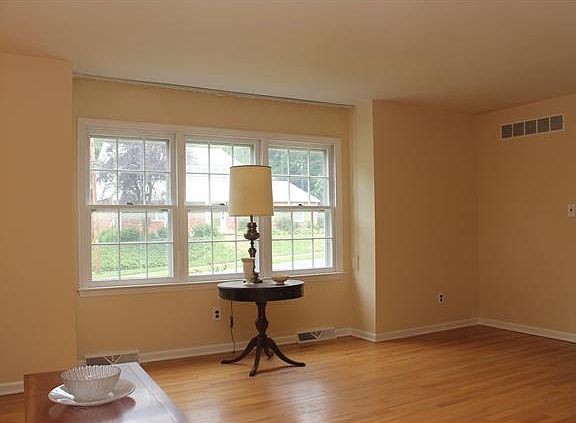 Lots of light from huge Windows!