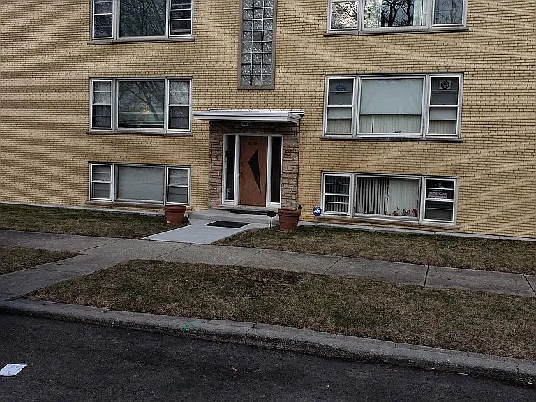 1st image of 6100 W Montrose Ave
