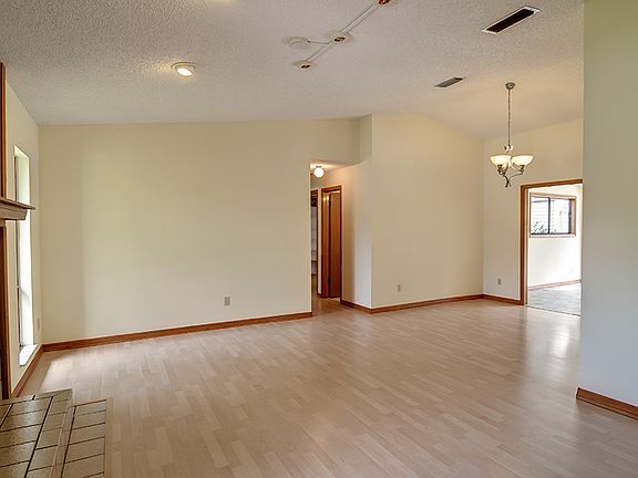 3rd image of 216 Morning Glory Dr