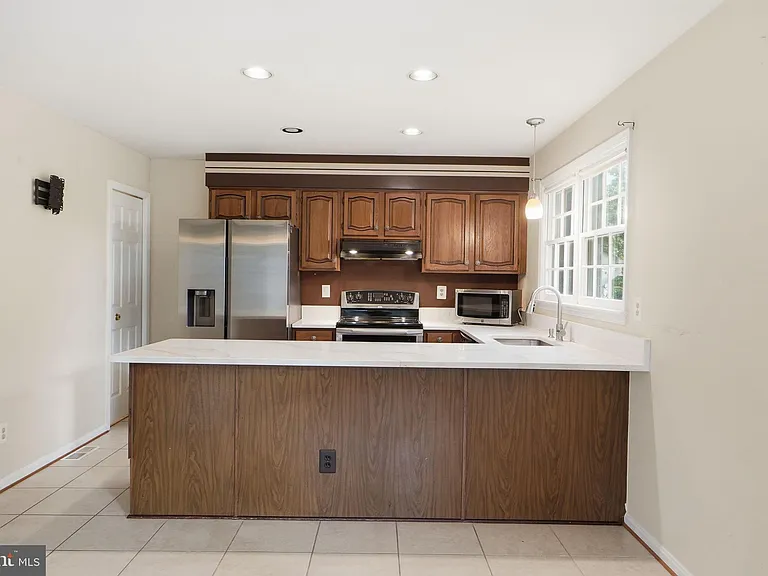 8715 Delcris Dr — Photo 15