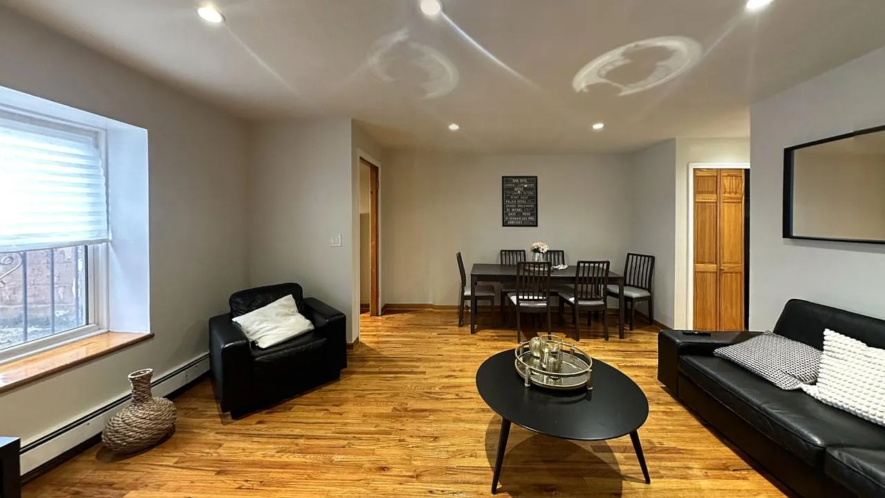 220 Lexington Avenue — Photo 2