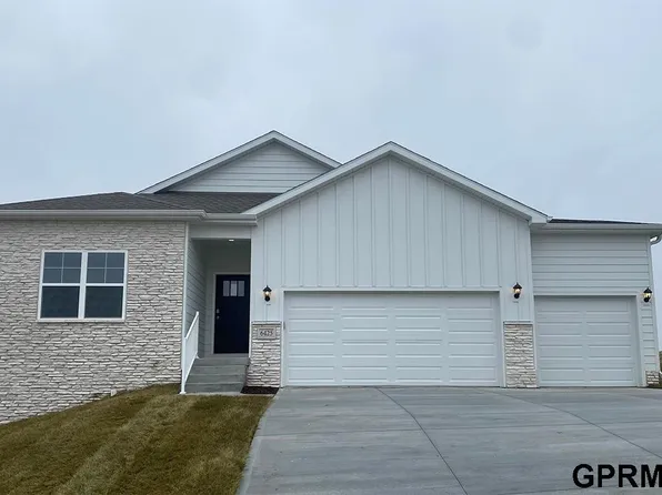 6425 Clear Creek St, Papillion, NE 68157
